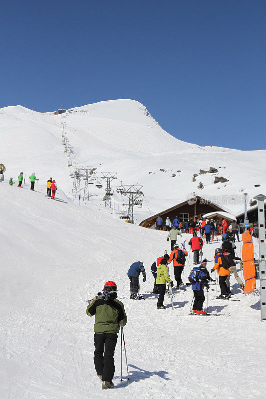 在Kleine Scheidegg排队购买山地缆车的滑雪者